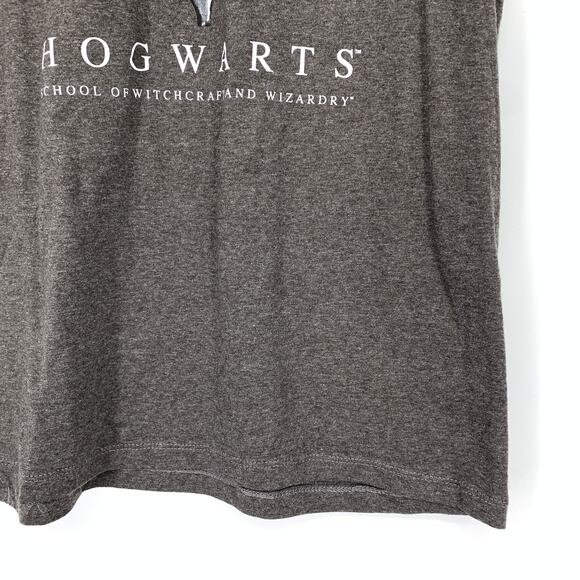 Harry Potter Crew Neck Short Sleeve T-Shirt Mens Size M Hogwarts Crest Graphic - Picture 4 of 6